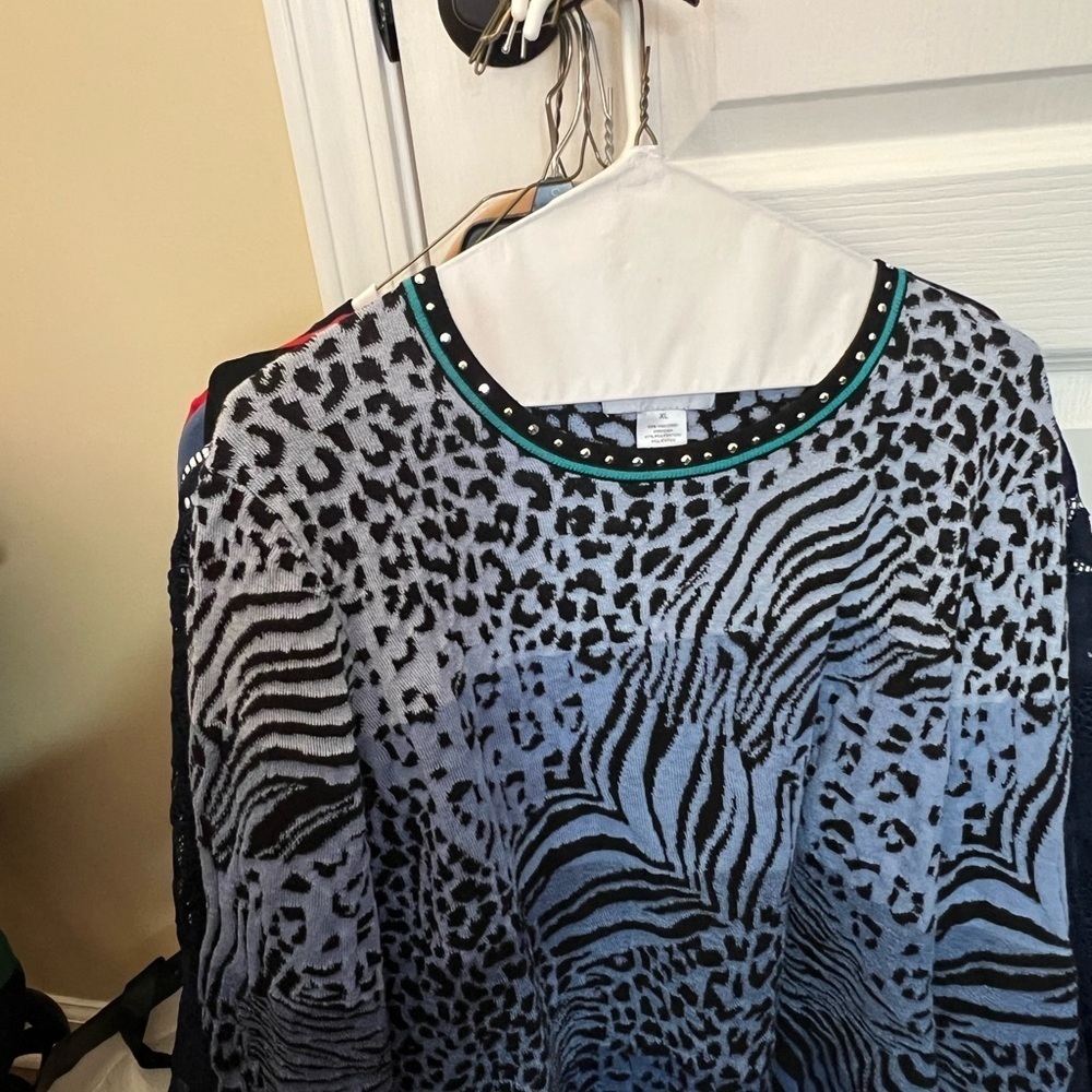 ALFRED DUNNER BLUE & BLACK ANIMAL PATTERN TOP W/TURQUOISE/BLACK/STUD ACCENTS. XL